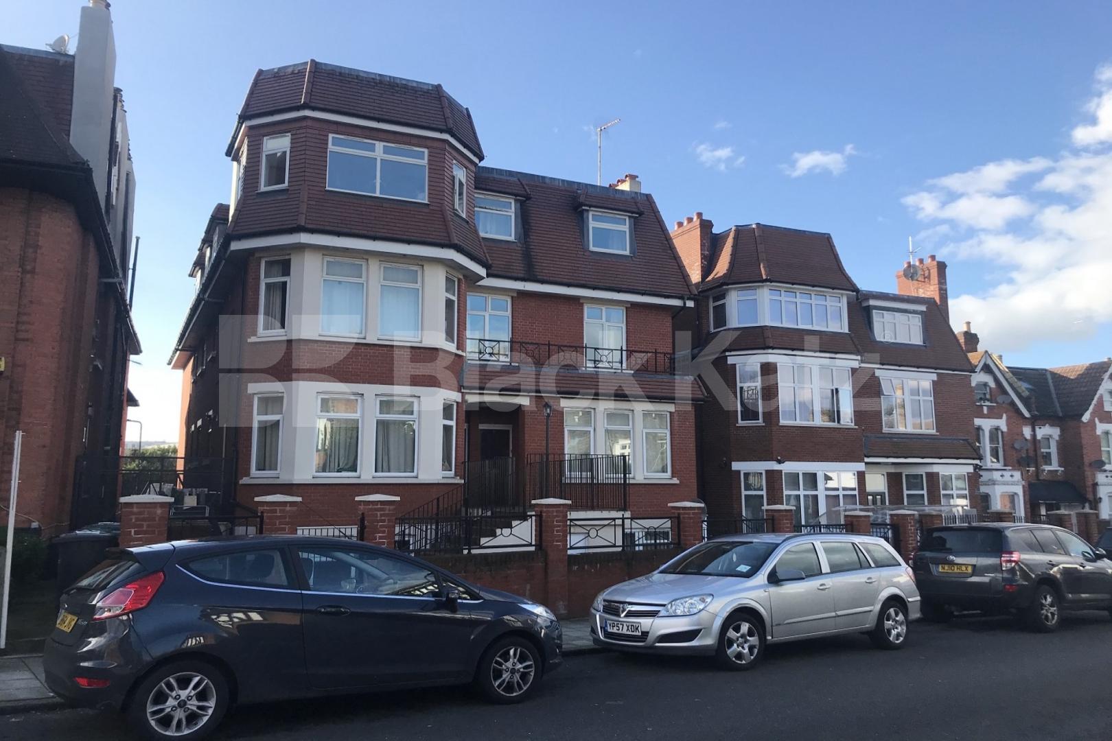 Bright & airy top floor four bedroomed apartment with two bathrooms Farnan Road  - Farnan Lodge, Streatham